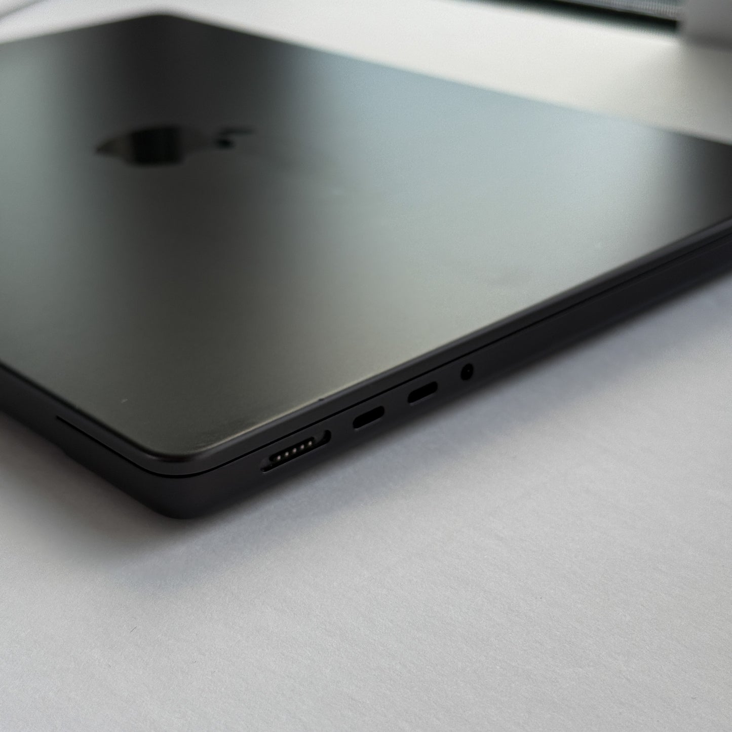 MacBook Pro 14” - M3 Max - 64GB RAM - 2TB