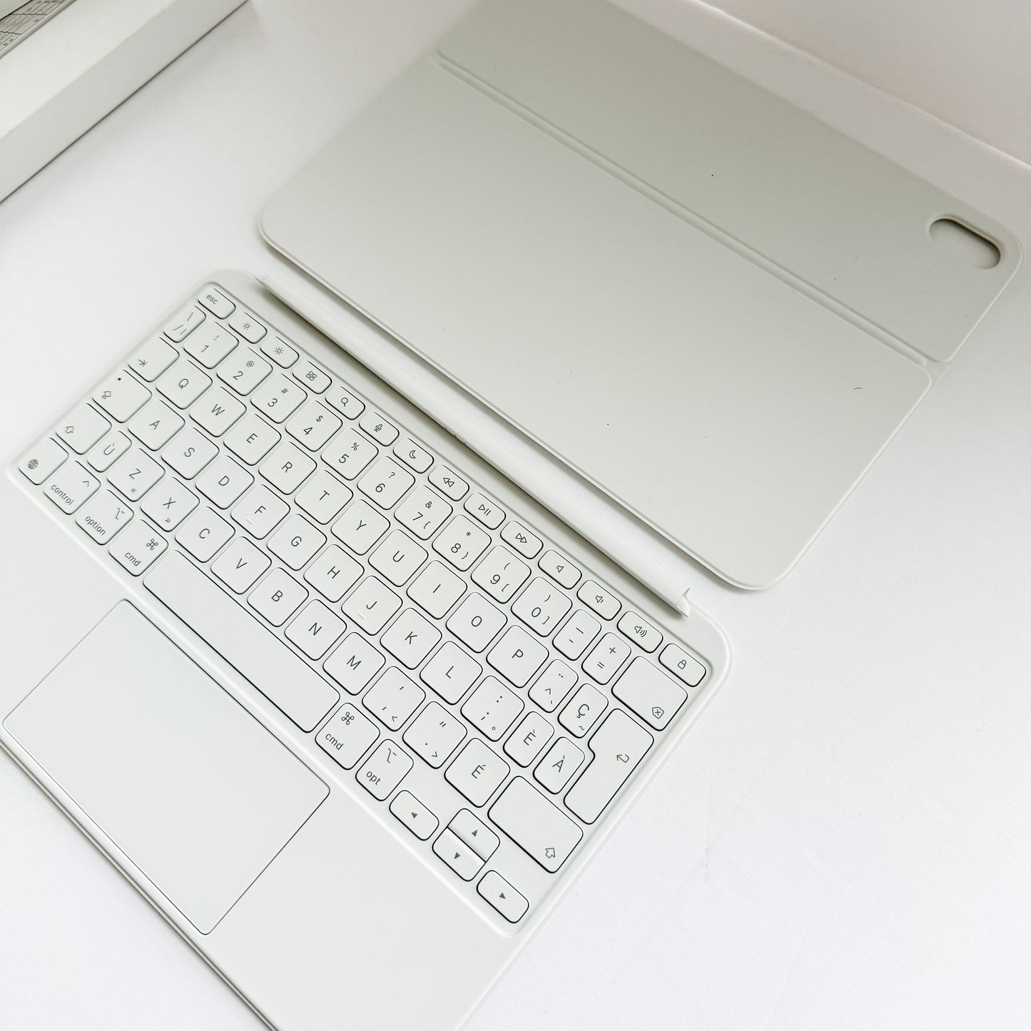 Apple Magic Keyboard Folio iPad 10th Gen (White)